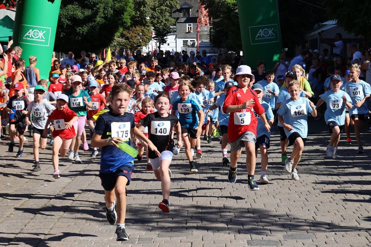 Startende Kinder beim Citylauf "Lennestadt läuft" 2023